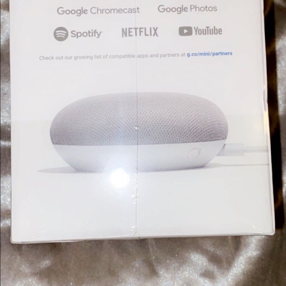 Google Home Mini - Picture 2 of 3